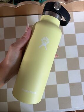 Hydro Flask Pale Yellow Water Bottle with Black Flex Cap